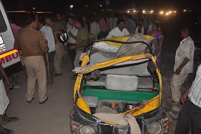 बारातियों से भरी गाड़ी पलटी