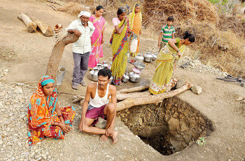 drought in maharashtra, husband dig well for her wife