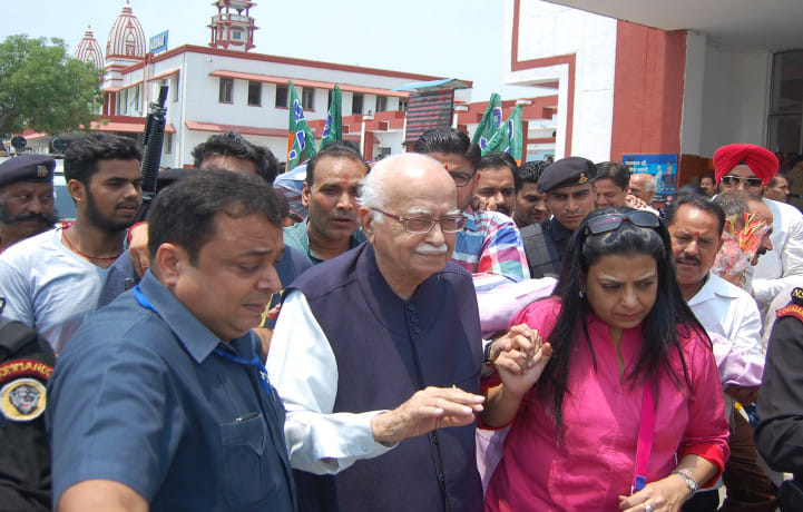 सही ट्रैक पर काम कर रही केंद्र सरकार: आडवाणी - अमर उजाला