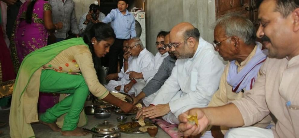Image result for अमित शाह को लंच कराने वाले BJP कार्यकर्ताओं