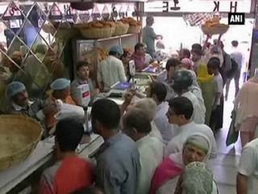 ईद के मौके पर बाजार में भीड़