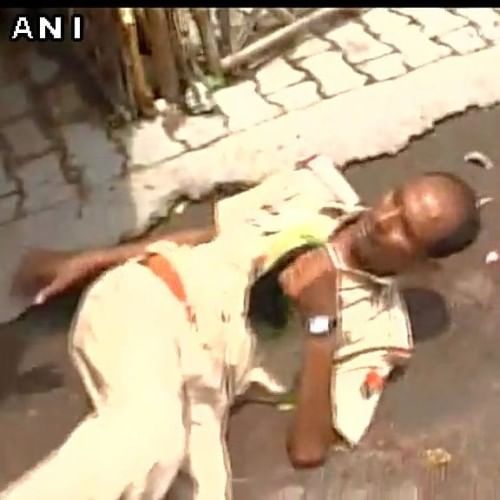 drunken up policeman creates a scene in kanpur
