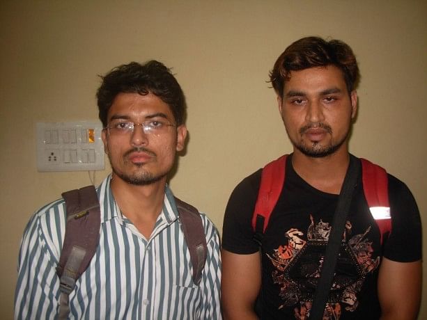 सोने के साथ दिल्ली के दो युवक गिरफ्तार
