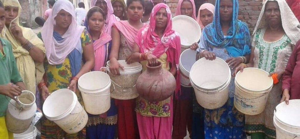 खाली बाल्टियों के साथ किया प्रदर्शन - अमर उजाला