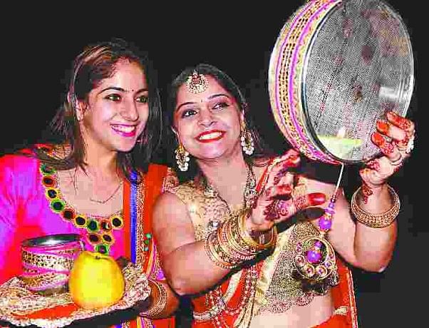 सुहागिनों ने मांगी पति की लंबी आयु suhagino ne maangi