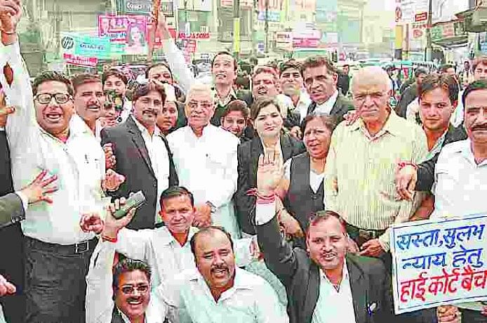 बेंच न मिली, तो मोदी की मेरठ में एंट्री बैन bench nahi to