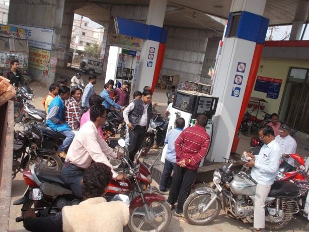 Oil ministry red-flags Sunday holiday for fuel outlets