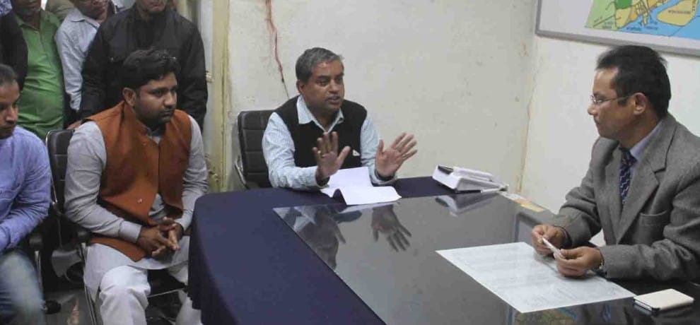 Municipal Commissioner Heckled - नगर आयुक्त से धक्का ... - अमर उजाला