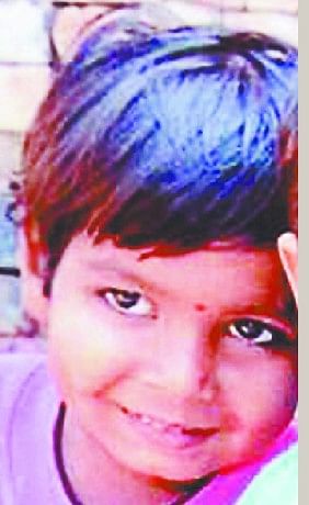 खेल-खेल में बुग्गी के नीचे दबी मासूम बहनें, एक की मौत In the game-play, the death of one of the innocent sisters buried under the Buggy