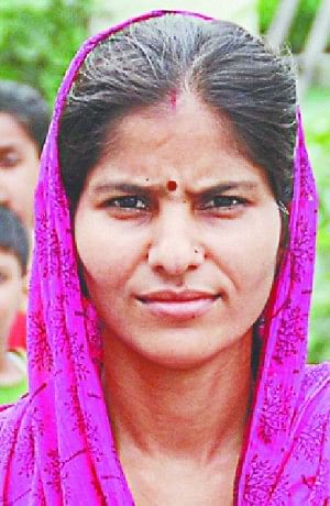 महिला से दिनदहाड़े चेन लूटी chain loot with lady
