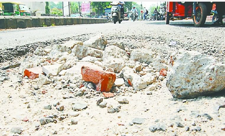 गड्ढों से अछूती नहीं हैं छावनी की सड़कें pit in cantt road
