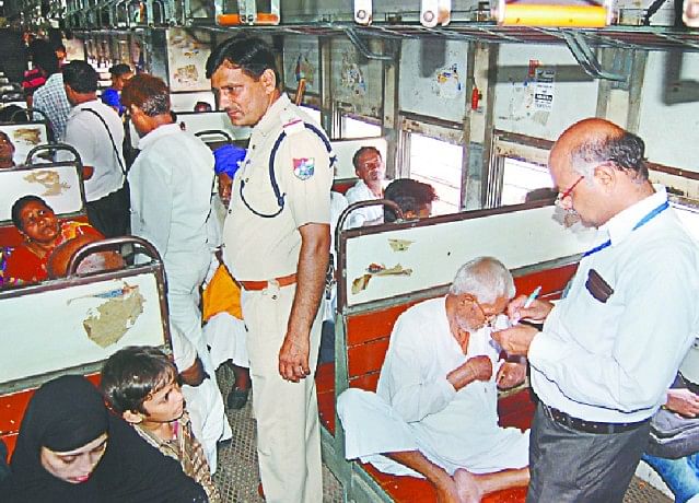 950 यात्री बिना टिकट, इससे ज्यादा भागे 950 were without ticket, more than run away