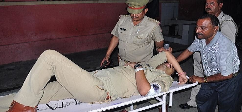 मुठभेड़ में दरोगा घायल, पुलिस ने एक बदमाश को मारी गोली, दूसरा फरार Encounter : police fired in a counter-shot, Daroga injured