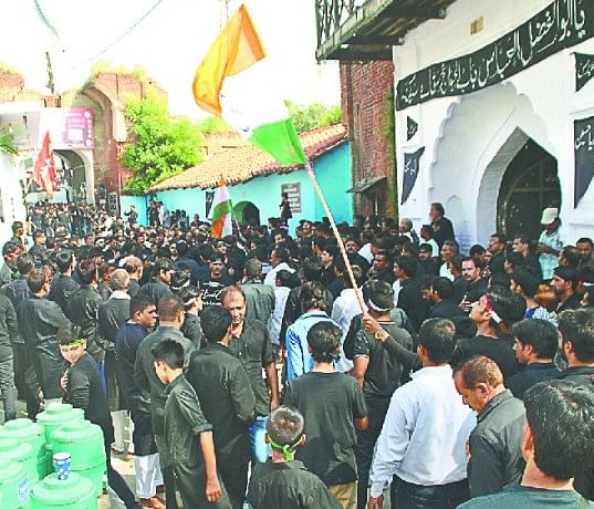 हाथों में तिरंगा लिए सोगवारों ने किया शोहदाए कर्बला को याद haatho me tiranga