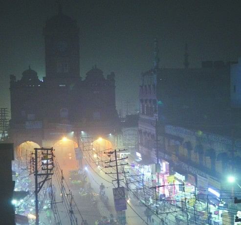 धुएं और धुंध से सहमा शहर fog and smoke threat city