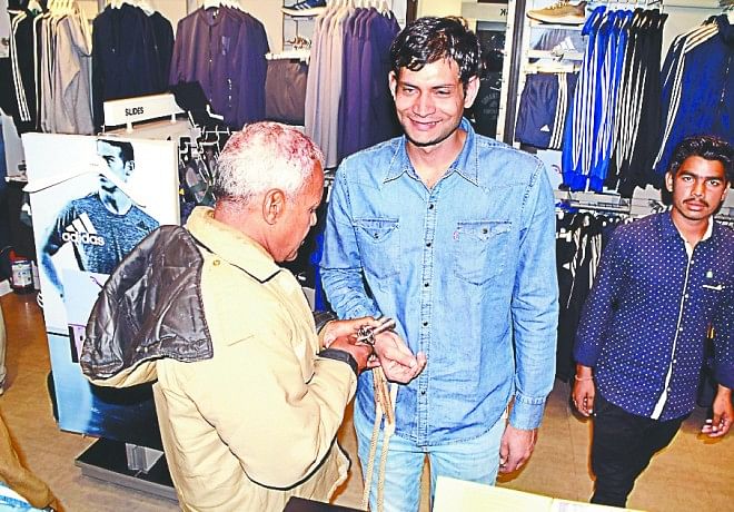 पुलिस ने बदमाश को आबूलेन पर कराई शॉपिंग police ne badmaash ko aabulane par karaai shopping