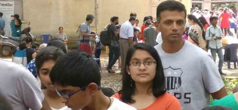 साइंस एग्जीबिशन के दौरान लाइन में खड़े दिखे राहुल द्रविड़, फोटो वायरल rahul dravid photo of science exhibition gets viral on social media