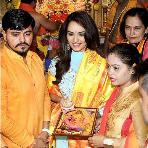 Miss world 2017 manushi chhillar reaches siddhivinayak temple and pay worship to bappa