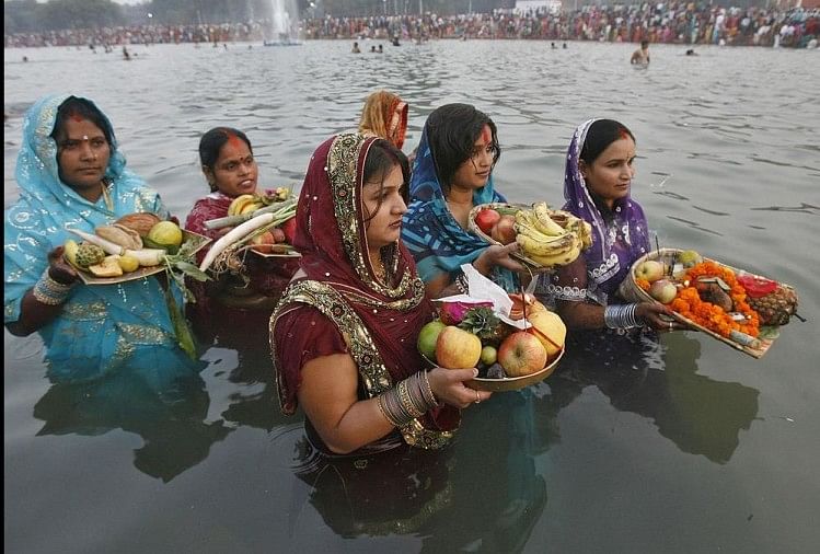छठ पर्व 2018: आखिर डूबते हुए सूर्य को क्यों दिया जाता है अर्घ्य chatha puja