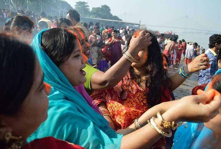 छठ पर्व 2018: आखिर डूबते हुए सूर्य को क्यों दिया जाता है अर्घ्य chatha puja