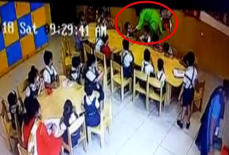 गुरुग्रामः महिला टीचर ने मासूम बच्चों को दी 'सेलो टेप' सजा, वीडियो वायरल gurugram school teacher assault kids