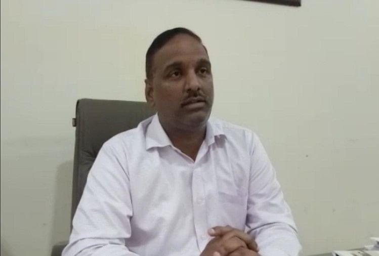 गुरुग्रामः महिला टीचर ने मासूम बच्चों को दी 'सेलो टेप' सजा, वीडियो वायरल gurugram school teacher assault kids