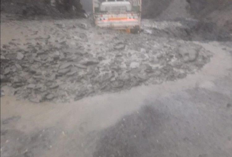 तस्वीरें: भारी बारिश से नाले में आई बाढ़ की चपेट में आया वाहन, चालक ने ऐसे बचाई जान flash flood swept away jeep in kullu himachal