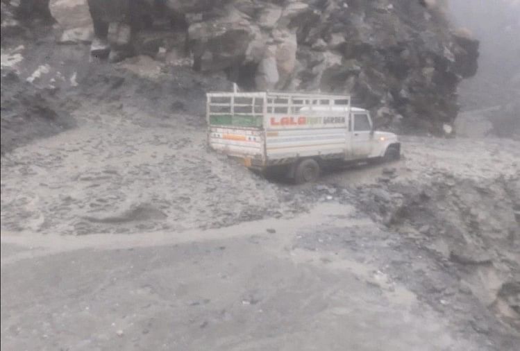 तस्वीरें: भारी बारिश से नाले में आई बाढ़ की चपेट में आया वाहन, चालक ने ऐसे बचाई जान flash flood swept away jeep in kullu himachal