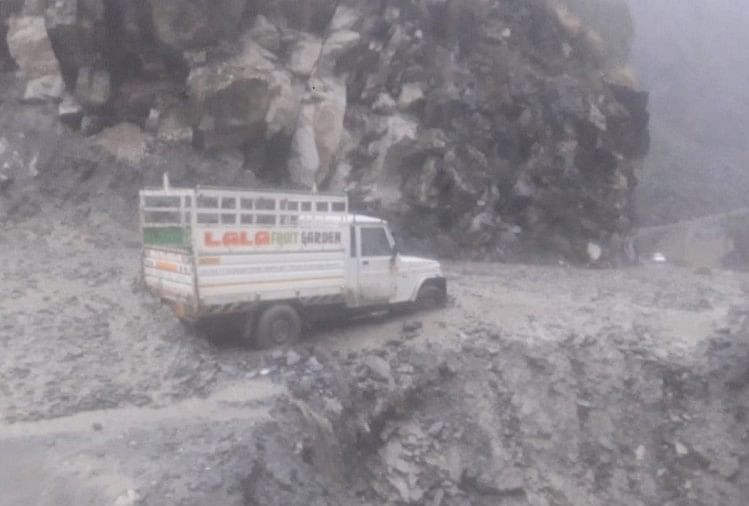 तस्वीरें: भारी बारिश से नाले में आई बाढ़ की चपेट में आया वाहन, चालक ने ऐसे बचाई जान flash flood swept away jeep in kullu himachal