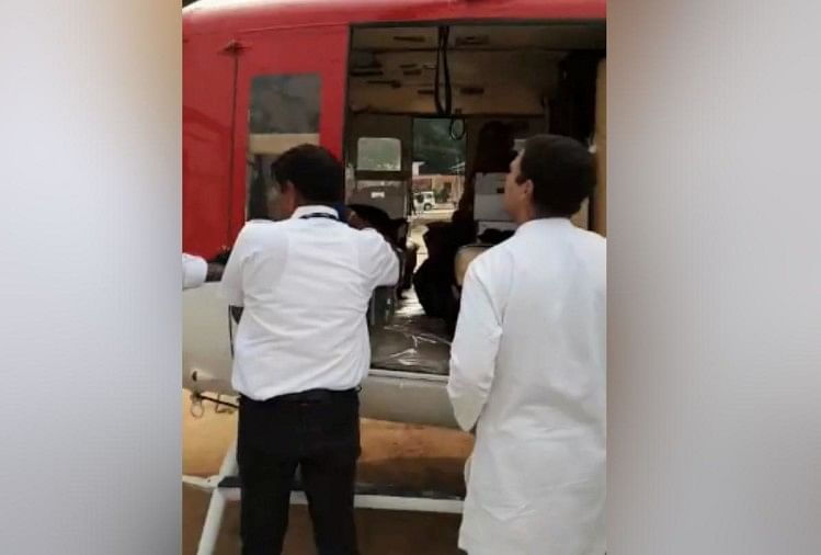 जब राहुल गांधी खुद ही सुधारने लगे अपना हेलीकॉप्टर, वीडियो वायरल Rahul gandhi viral video helps pilot for repair door of helicopter una himachal pradesh