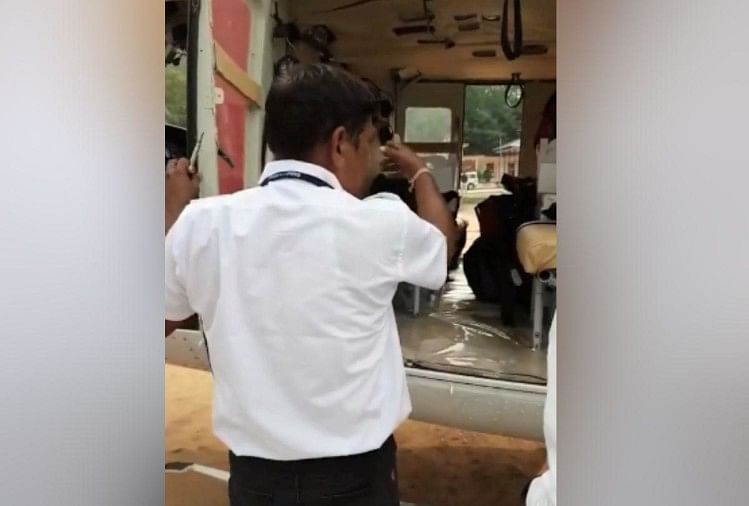 जब राहुल गांधी खुद ही सुधारने लगे अपना हेलीकॉप्टर, वीडियो वायरल Rahul gandhi viral video helps pilot for repair door of helicopter una himachal pradesh