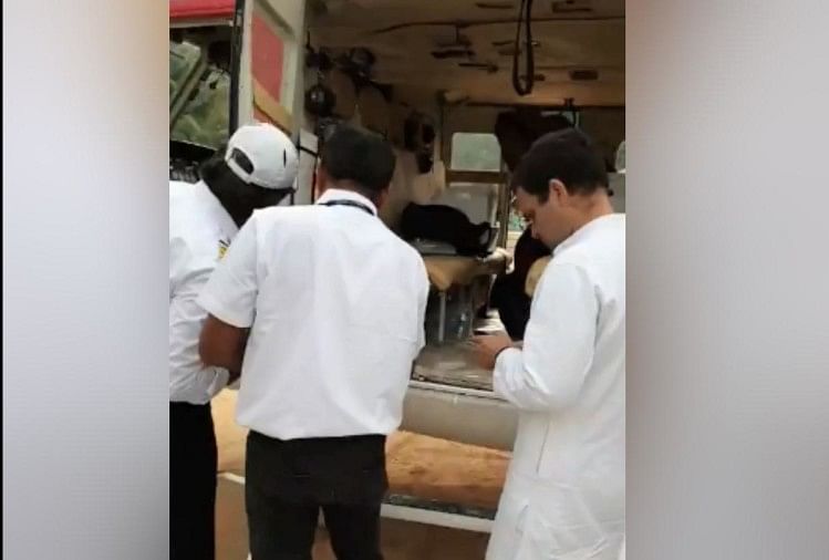जब राहुल गांधी खुद ही सुधारने लगे अपना हेलीकॉप्टर, वीडियो वायरल Rahul gandhi viral video helps pilot for repair door of helicopter una himachal pradesh