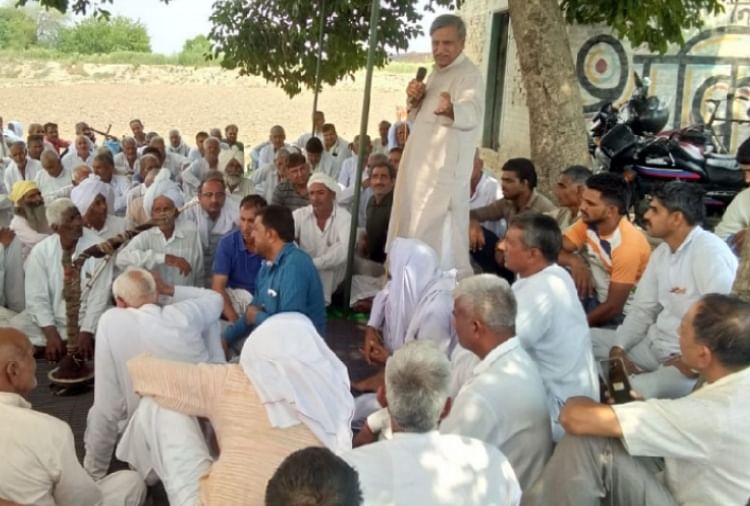 आंदोलन की रणनीति बनाते हुए किसान
