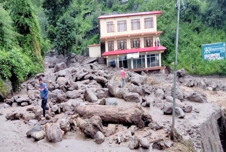 बादल फटने से हाईवे ठप, घरों को छोड़ जान बचाने भागे लोग, 10 वाहन दबे, तस्वीरों में देखें तबाही highway blocked and houses, vehicle damaged due to cloudburst in rampur shimla