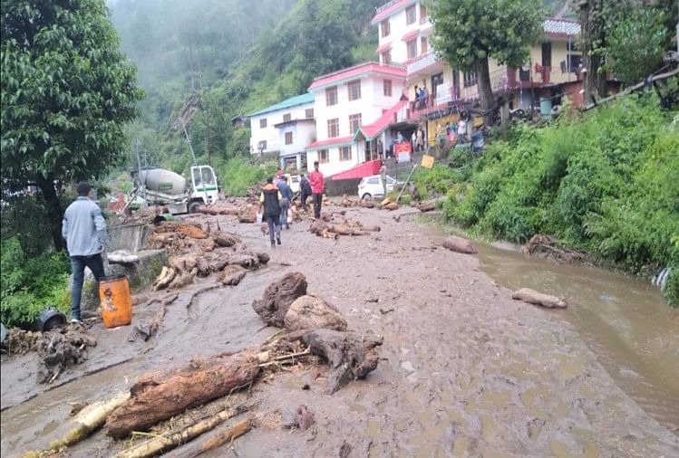 बादल फटने से हाईवे ठप, घरों को छोड़ जान बचाने भागे लोग, 10 वाहन दबे, तस्वीरों में देखें तबाही highway blocked and houses, vehicle damaged due to cloudburst in rampur shimla