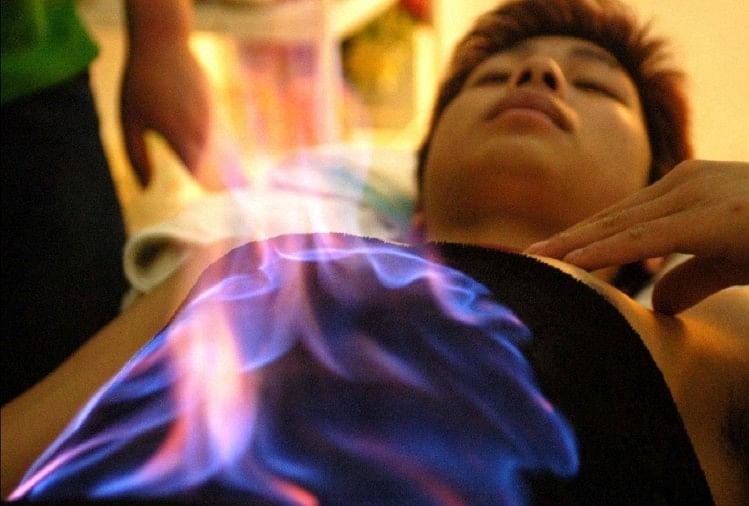 यहां दवाइयों से नहीं शरीर में आग लगाकर किया जाता है बीमारियों का इलाज, 100 सालों से चल रहा है ऐसा फायर थेरेपी