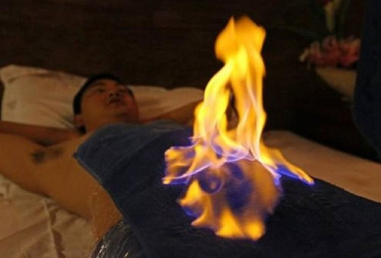 यहां दवाइयों से नहीं शरीर में आग लगाकर किया जाता है बीमारियों का इलाज, 100 सालों से चल रहा है ऐसा फायर थेरेपी