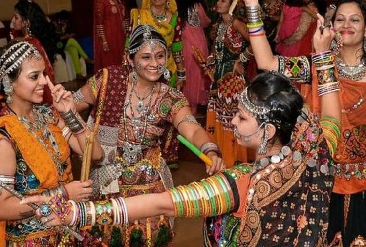 Shardiya Navratri 2022: डांडिया करने जा रहे हैं तो पैरों का रखें खास ख्याल, जरूर करें ये काम कैलोरी बर्न करने में मददगार डांडिया