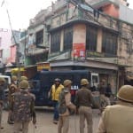 पुलिस चस्पा कर रही नोटिस।