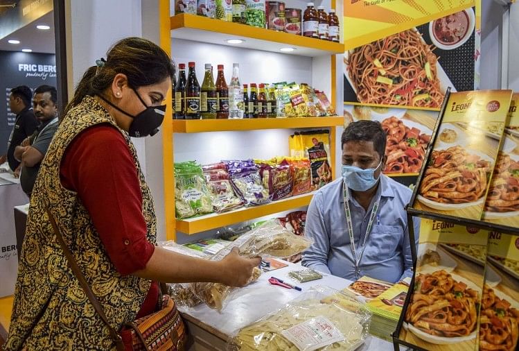 अब तो हो जाइए सावधान, सीजनल फ्लू से कहीं ज्यादा खतरनाक है कोरोनावायरस विशेष आयोजनों में भी लोग मास्क पहन रहे