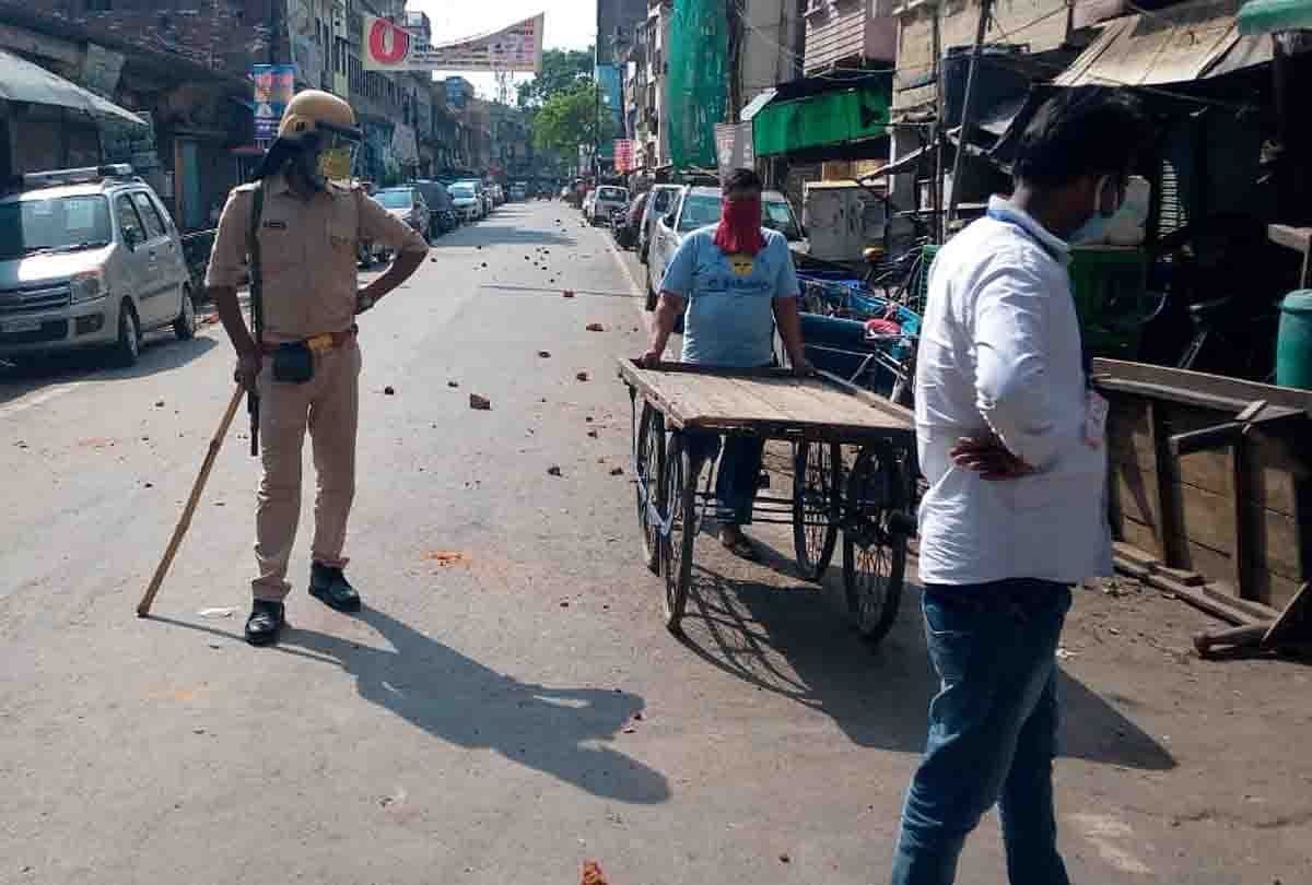 भीड़ ने पुलिस और मेडिकल टीम पर बरसाए थे पत्थर