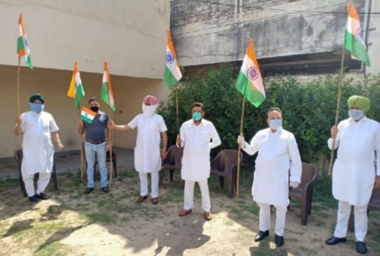 कांग्रेस नेताओं ने तिरंगा फहराया।