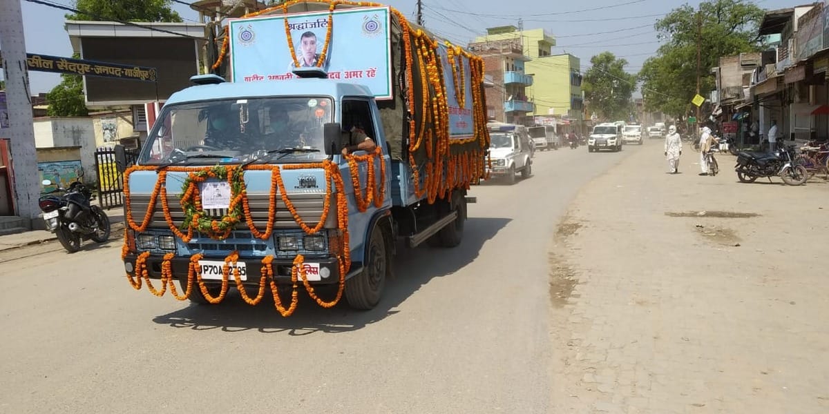 शहीद का शव लेकर सैदपुर पहुंचा वाहन।