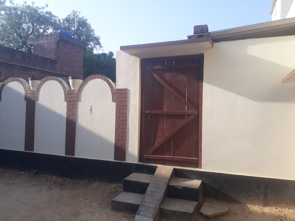 फिल्म के लीड एक्टर नायक का घर, जो अब पक्का बन चुका है।