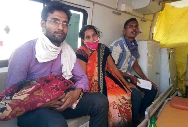 मौत के बाद गोद में मासूम को लिए