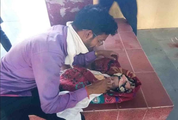 स्टेशन पर रूकी ट्रेन तो चेक की नवजात की सांसें