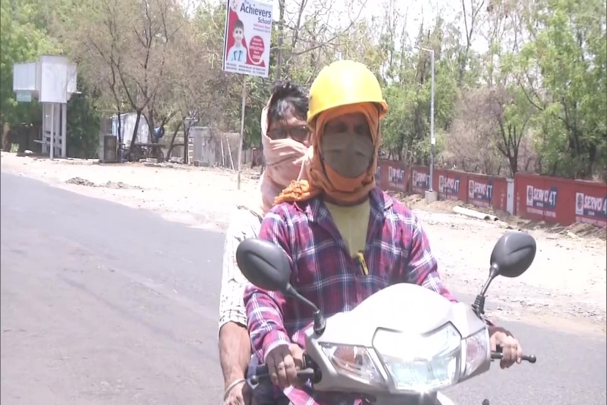 गर्मी में वाहन चलाता युवक