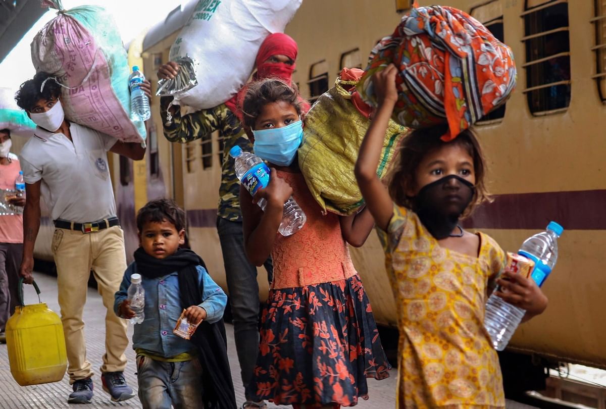 श्रमिक स्पेशल ट्रेन से पूरे परिवार के साथ लौटते मजदूर