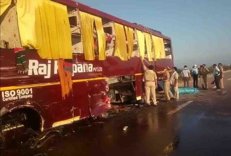 Heavy road accident on Agra-Lucknow Expressway, speeding sleeper bus overturned uncontrolled, 20 passengers injured Horrific road accident on Agra Lucknow Expressway