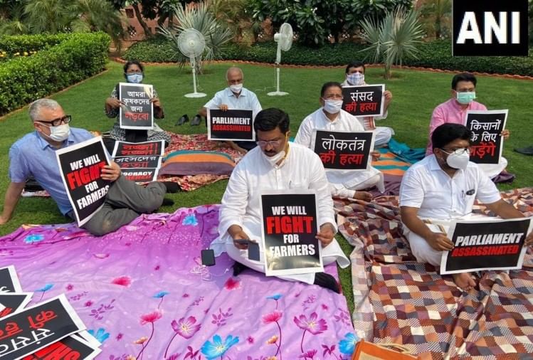 राज्यसभा: निलंबित सांसदों का धरना जारी, विपक्षी दलों ने राष्ट्रपति से मिलने का मांगा समय संसद परिसर में धरना देते विपक्षी सांसद